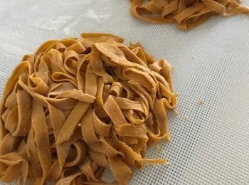 step5: 意大利粉建議用闊條麵, 在超級市場均有售. 如可以的話, 用新鮮自製意大利麵會更好. 我自己今次則用上黃姜粉和Paprika搓麵粉來做pasta.