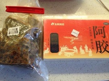 step2: 阿膠60g，有條件加點黃酒隔水燉十分鐘化開，紅糖我放了兩塊方糖大小，不過過後感覺可以再甜一點，這個根據自己口感來。一起跟阿膠隔水燉開。我偷懶用阿膠打粉，跟紅糖一起加200ml水水小小電鍋煮五分鐘。