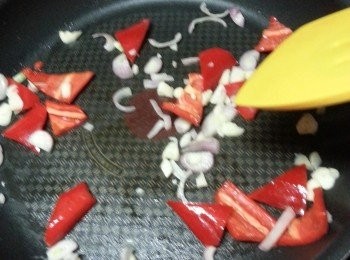 step7: 長紅椒洗淨切角形,乾蔥切絲,蒜頭切碎,用1湯匙起鑊,將紅椒.乾蔥絲.蒜頭爆香