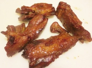 step3: 蜜 汁製法 :
將麥芽糖用水座溶後倒入盆內, 放入其他材料滾起至糖起泡便成.
焗好的叉燒取出後, 用蜜汁淋上面, 然後放回入焗爐每邊再焗5分鐘即成.