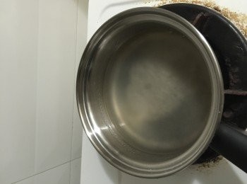 step2: 把冰糖放進水內煮溶，加入蒟蒻粉攪拌，直至蒟蒻粉溶掉。