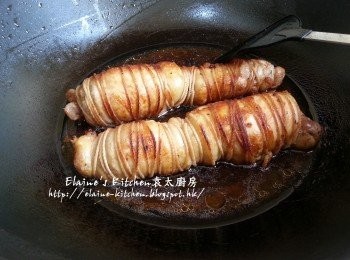 step10: <span class="group_3">調味料</span>放入鑊中煮滾 , 將煎好的雞卷放入 , 滾後蓋上蓋用慢火煮10分鐘