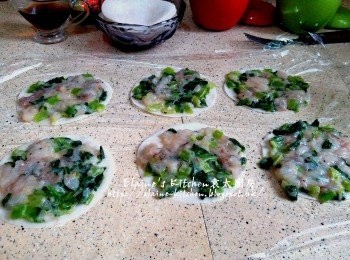 step9: 餃子皮平放 , 將餡料平均放在餃子皮上 , 再蓋上另一塊餃子皮