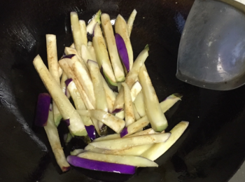 step2: 熱油鍋，油熱至7成熟下茄子，中小火炒至茄子變軟，裝盤待用；餘油繼續留在鍋內。