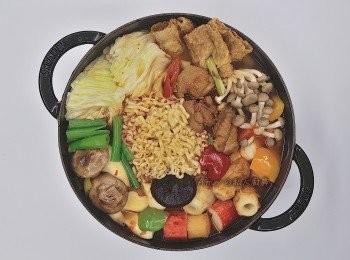 step17: 放入喜歡的蔬菜及泡麵,就是美味的花雕雞鍋~