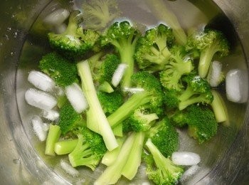 step1: 花椰菜洗淨燙熟後泡冰水降溫,瀝乾備用