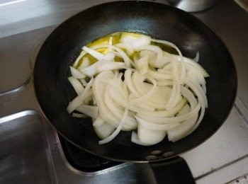 step3: 菇菇起鍋後,下一小塊奶油炒香洋蔥