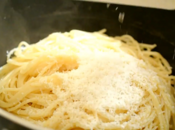 step5: 意粉煮熟後倒水, 加入巴馬臣芝士攪拌