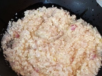 step4: 熱鍋，中大火，下大量油，把乾蔥、蒜蓉及辣椒粒炒一會。