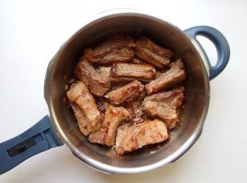 step4: 加入已醃漬好的排骨香煎上色。