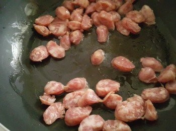 step1: 首先香腸切片放入鍋中煎熟備用