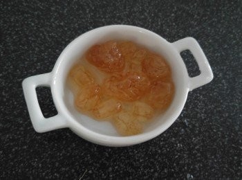 step7: 再加入碎冰糖和生抽後, 再煮15分鐘。