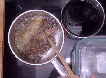 step6: 冷鍋下油，燒熱至竹筷子插下冒泡
逐件魚腩加入，每次炸數件，不要堆在一起