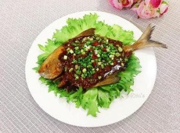 step9: 將醬汁淋在魚上，撒上蔥花！將紅辣椒挑上來，就可以美美上桌了。