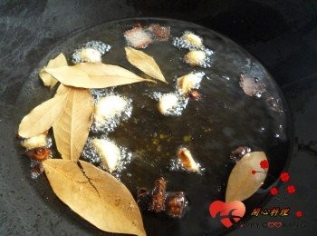 step2: 至蒜頭表面金黃時放入花椒半分鐘關火