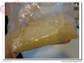 step3: 瑪利餅放入密實袋中壓碎, 加入已座溶牛油拌勻, 放入圓形模中壓實成餅底, 雪1小時至硬身。