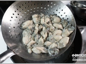 step2: 1.蚵仔仁洗淨之後，下鍋用80度C左右的水快速汆燙30秒。