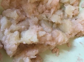 step3: 馬鈴薯去皮切塊大火蒸腍 / 微波煮腍，壓成薯蓉，