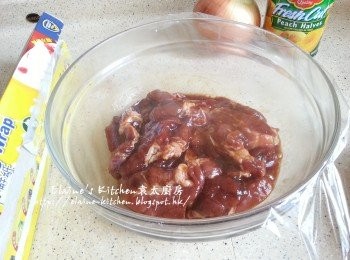 step3: 再加入糖 , 生粉 , 麻油 , 2湯匙水拌勻靜待2小時