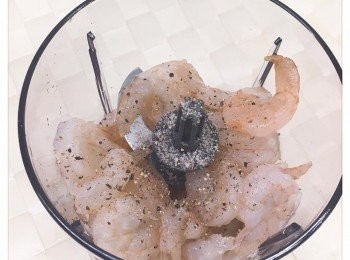 step1: 將蝦印乾水份後，放入攪拌杯