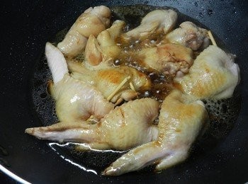 step6: 將調味料下鍋，滾後轉小火慢慢滷