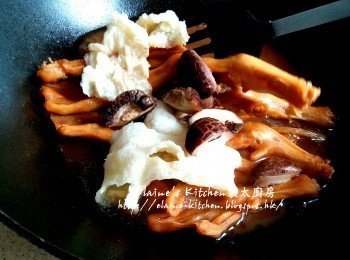 step12: 炆左45分鐘的鴨腳再加入魚肚及冬菇拌勻 , 蓋上蓋繼續用慢火炆10分鐘