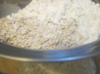 step2: － 把低筋麵粉+全麥麵粉+碎燕麥片過篩