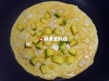 step2: 平底鍋放少許油，倒入步驟1，開中小火慢煎。