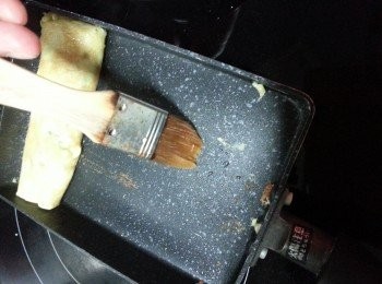 step10: 將蛋推向手柄最前右邊位置,加少許油