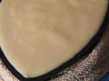 step19: 待mousse cake硬身後,從雪櫃取出,用熱毛巾於模邊包住約15秒,待模熱後便容易脫模