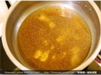 step3: 將300ml的黑木耳養生露與100ml的水，倒入鍋中，攪拌後煮沸。