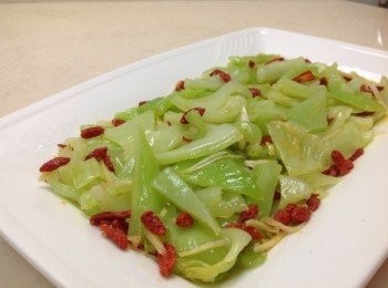 step3: 芥菜心川燙，枸杞泡水 芥菜、枸杞、薑絲、辣椒絲、香油拌勻鋪底