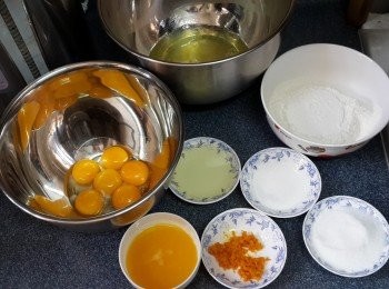 step3: 將雞蛋分為蛋黃和蛋白、裝蛋白容器一定要無水無油，所有材料準備好