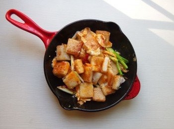 step3: 加入蔥段，淋上蛋汁，稍加翻炒。