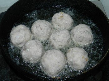 step5: 熱一鍋花生油，約160度油溫下鍋炸至金黃