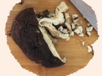 step2: 乾香菇泡水，切末(香菇水備用)