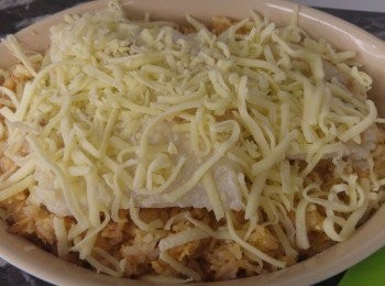 step3: 飯可試味試後飯放入焗盆底部魚放面再加芝士一起焗。