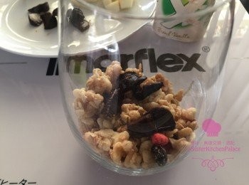 step3: 首先將穀物早餐倒入玻璃杯，再將一半黑蒜放入