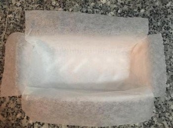 step3: 將烘焙紙鋪進模具備用。