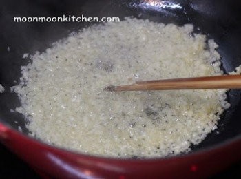 step4: 大火燒熱黑媽，轉中小火，下油，放入蒜茸，慢慢炸至微微金黃，下鹽1茶匙，加入葱粒兜勻，至葱出香味，先盛起。
