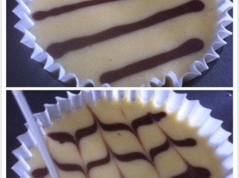 step2: 在麵糊畫上幾條線，利用牙籤上下畫直線即可。