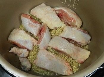 step2: 將雞腿入放在米上