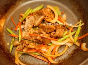 step3: 接著放入洋蔥、紅蘿蔔和四季豆一起炒熟。(喜歡醬汁多一點的人可以不用收的這麼乾。)
