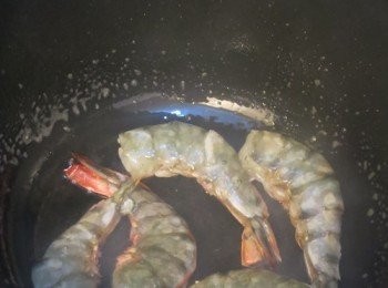 step11: － 另外拿一鍋子燒熱，下油燒至冒煙，下蝦子剪至全熟，剩起備用