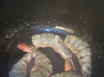 step11: － 另外拿一鍋子燒熱，下油燒至冒煙，下蝦子剪至全熟，剩起備用