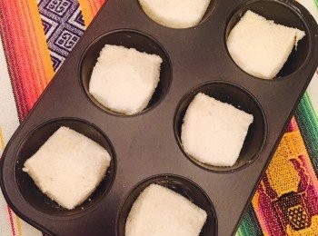 step1: 焗爐預熱160度。將方包十字切開成4小片。鋪入已掃牛油的鬆餅焗盤內，焗5分鐘至微金黄及成型。