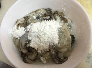step1: 蠔用粟粉輕輕力清洗,以免弄破蠔身