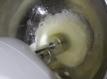 step7: 將蛋白用電動打蛋器打至粗泡