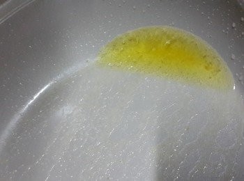 step9: 將煎熟的<a href="https://bit.ly/3zHU5V3" target="_blank" data-keyword="雞翼" class="guide-link"><strong>雞翼</strong></a> <span style="display:inline-block;vertical-align:middle;margin-top:-3px;color:initial;border-radius:3px;padding:2px 3px;font-size:12px;line-height:14px;background:#87d300;color:#fff;">即買</span> 盛起，倒掉鍋中逼出來的雞油