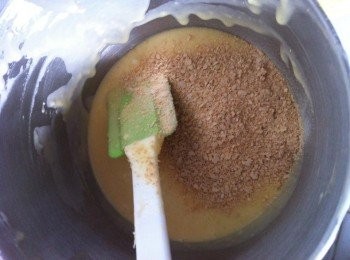 step3: 然後加入玉米油，輕輕伴均勻。
最後加入麥片攪拌